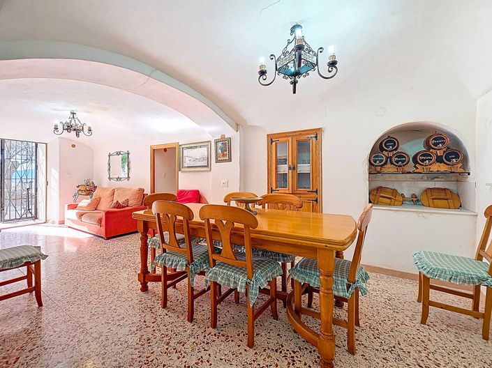 Image No.16-4 Bed Property for sale