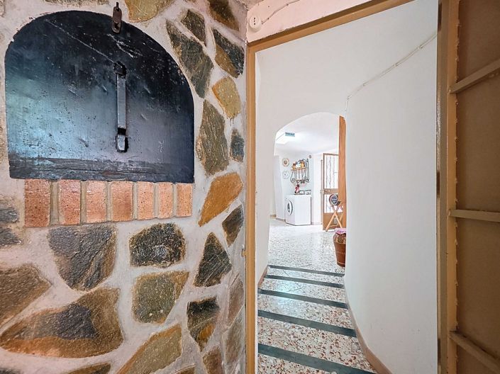 Image No.17-4 Bed Property for sale