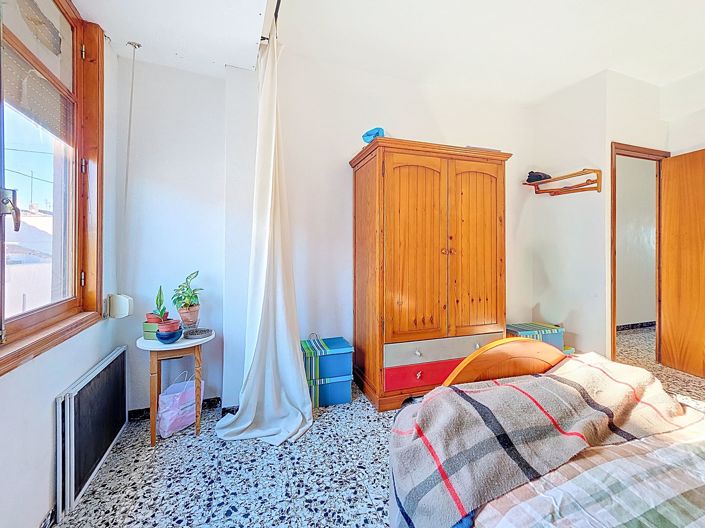 Image No.18-8 Bed Townhouse for sale