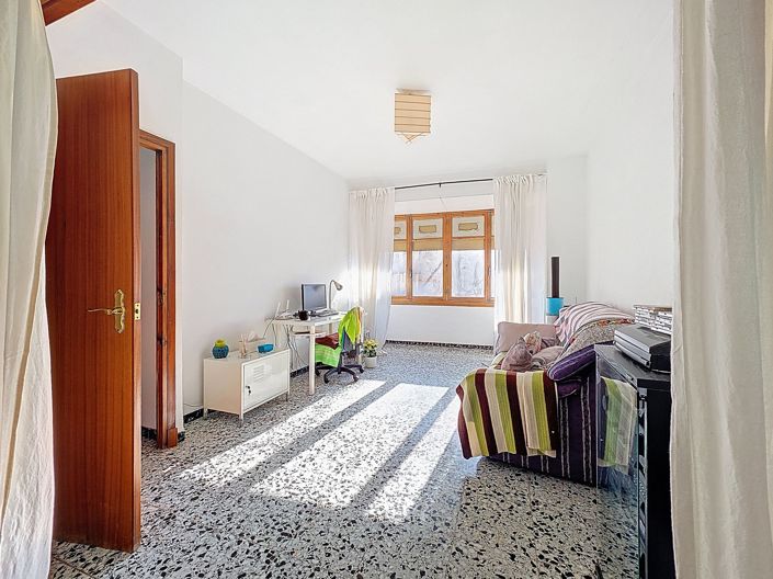 Image No.22-8 Bed Townhouse for sale