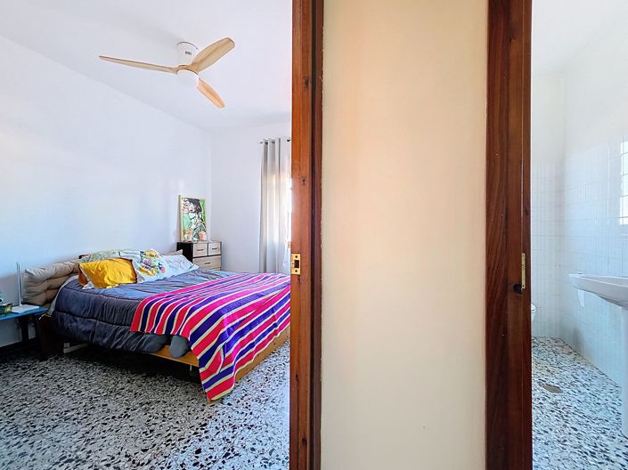 Image No.26-8 Bed Townhouse for sale