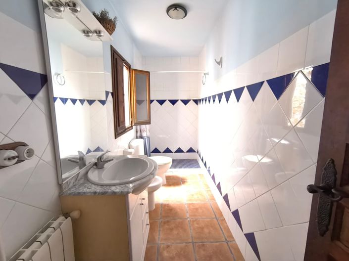 Image No.15-22 Bed Commercial for sale