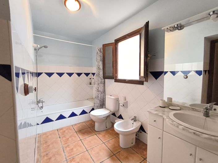 Image No.22-22 Bed Commercial for sale