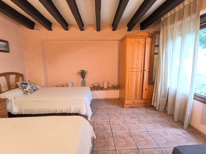 Image No.40-22 Bed Commercial for sale