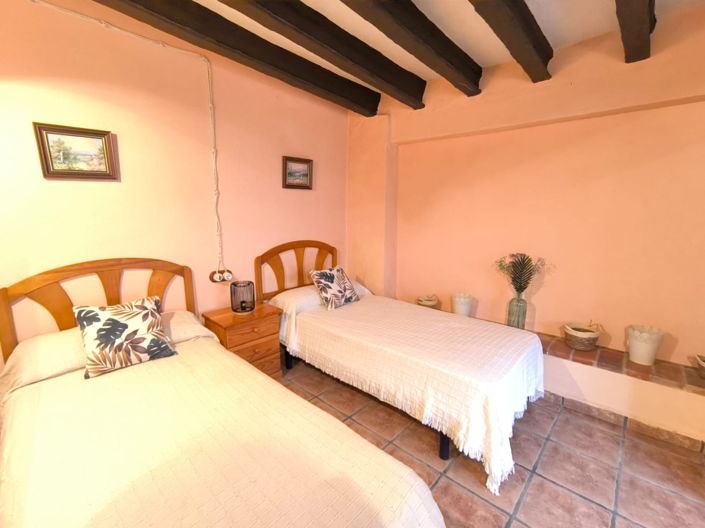 Image No.41-22 Bed Commercial for sale