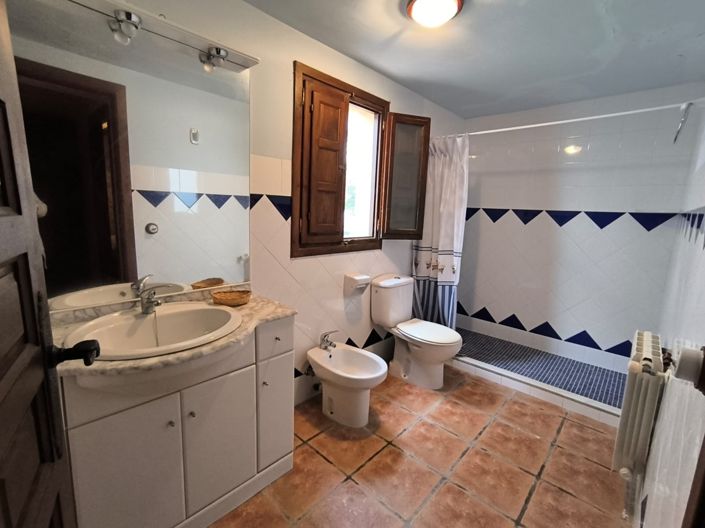 Image No.46-22 Bed Commercial for sale