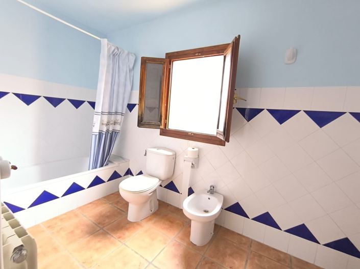 Image No.6-22 Bed Commercial for sale