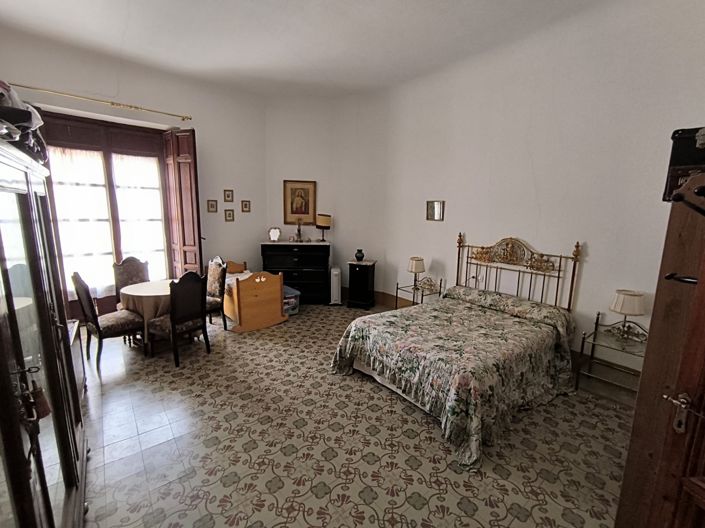 Image No.22-6 Bed Townhouse for sale