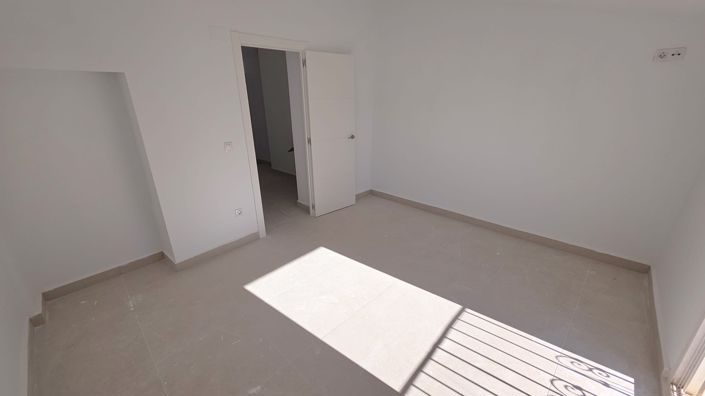 Image No.14-3 Bed Townhouse for sale