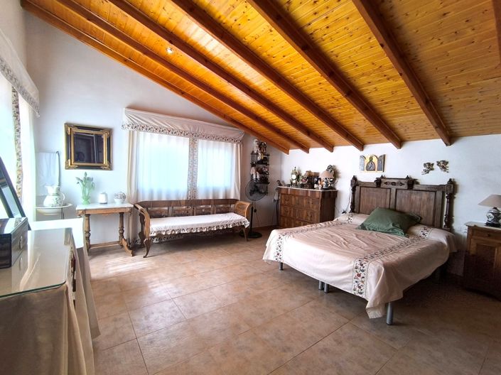 Image No.12-7 Bed Villa for sale