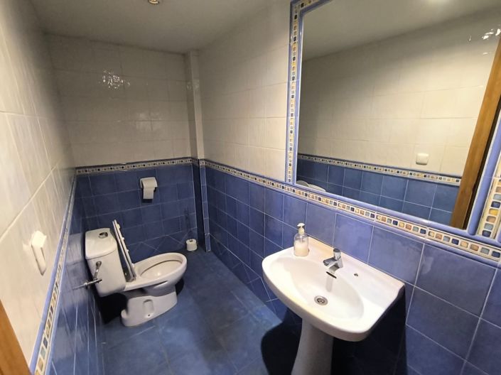 Image No.7-6 Bed Commercial for sale