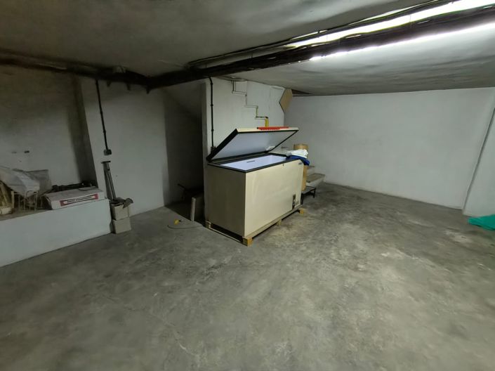 Image No.9-6 Bed Commercial for sale