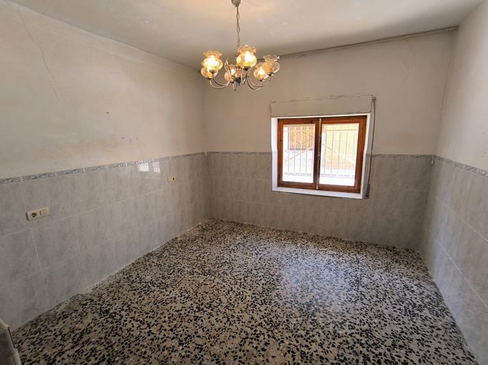 Image No.13-6 Bed Townhouse for sale
