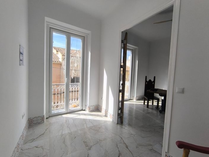 Image No.2-8 Bed Property for sale