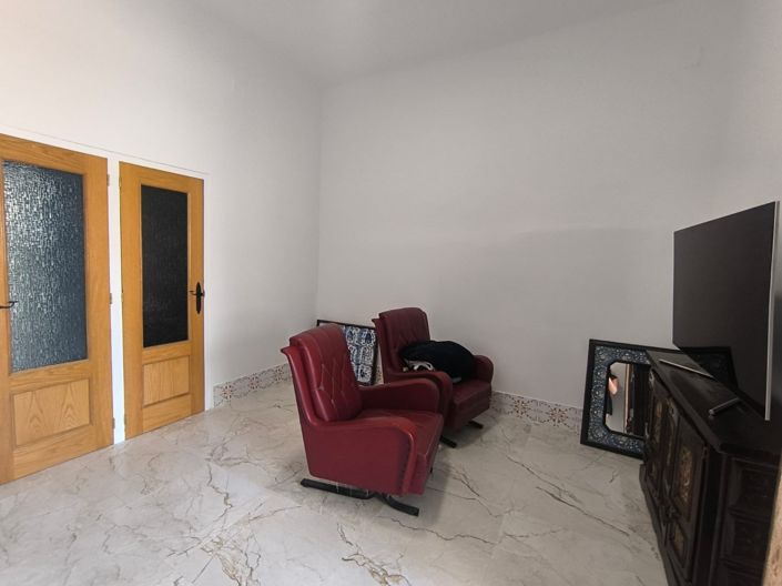 Image No.20-8 Bed Property for sale