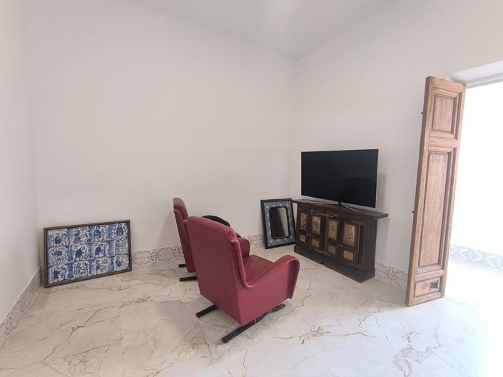 Image No.21-8 Bed Property for sale
