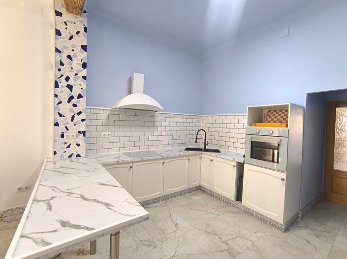 Image No.3-8 Bed Property for sale