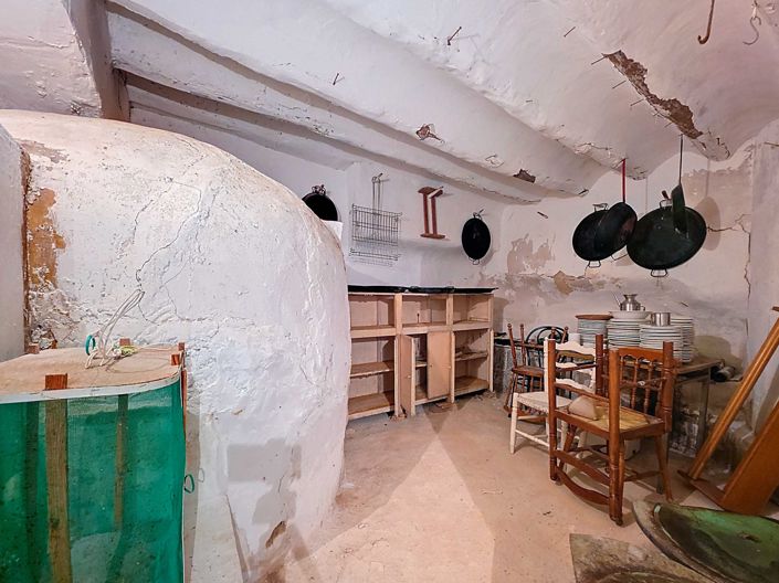 Image No.13-6 Bed Townhouse for sale