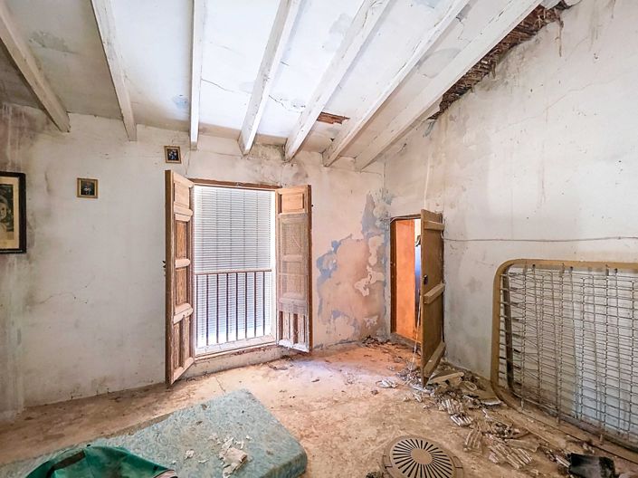 Image No.38-6 Bed Townhouse for sale