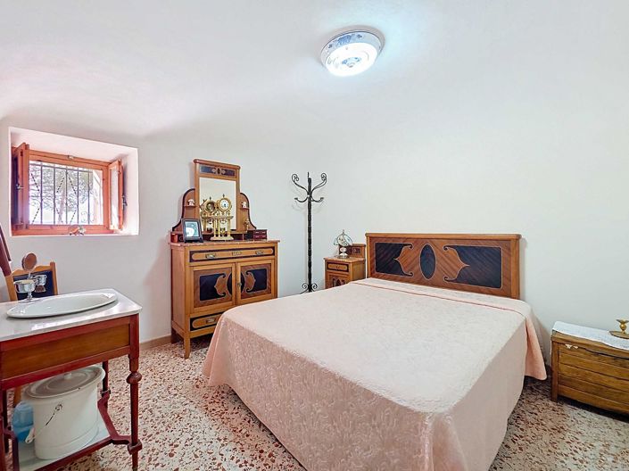 Image No.26-4 Bed House for sale