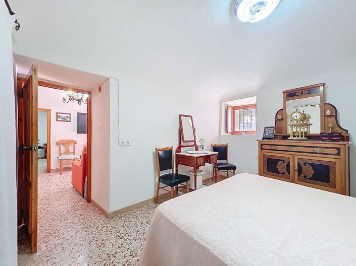 Image No.27-4 Bed House for sale
