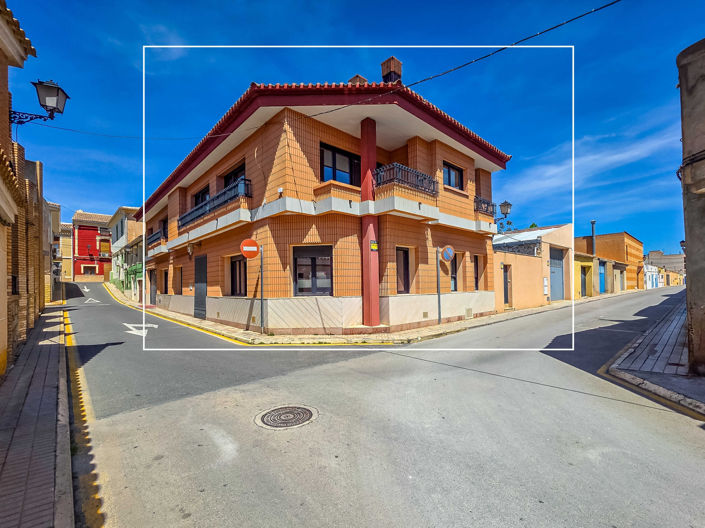 Image No.2-7 Bed Townhouse for sale