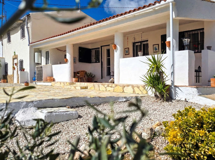 Image No.2-4 Bed Country House for sale
