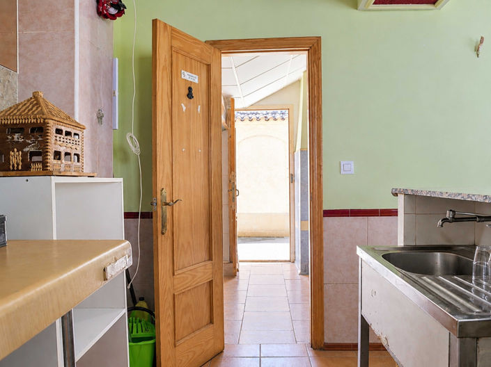 Image No.10-3 Bed Commercial for sale