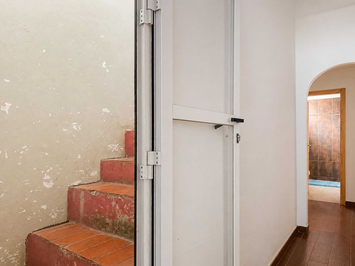 Image No.28-3 Bed Commercial for sale