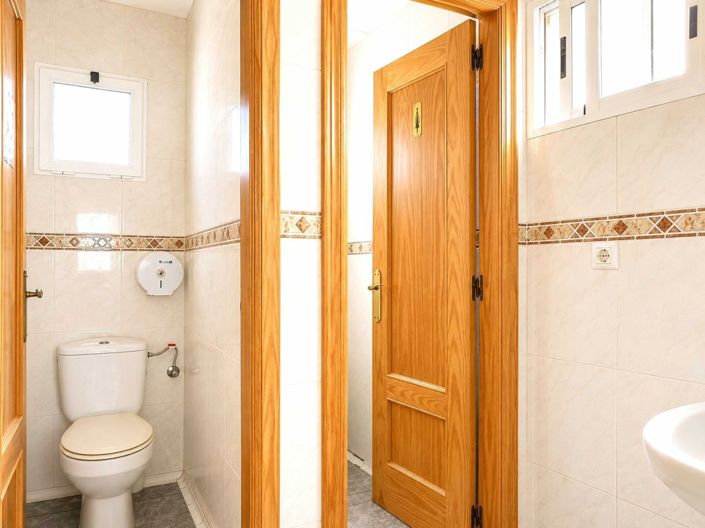 Image No.8-3 Bed Commercial for sale
