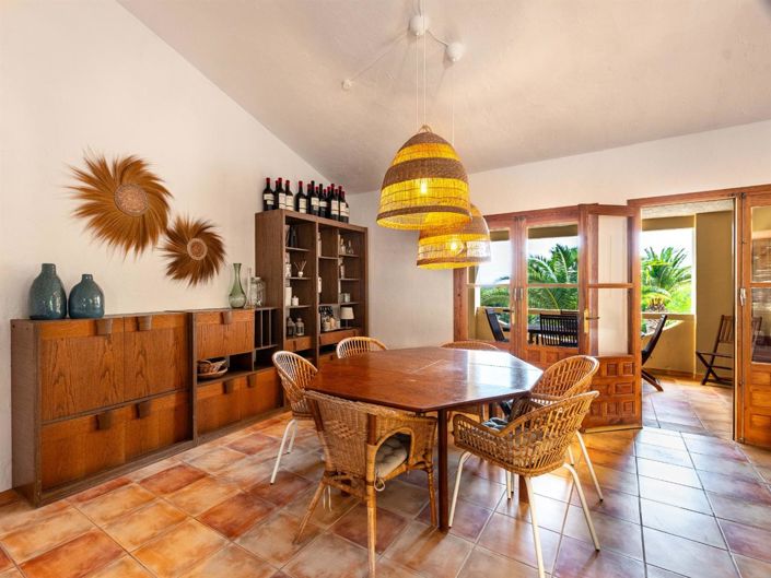 Image No.12-10 Bed Villa for sale
