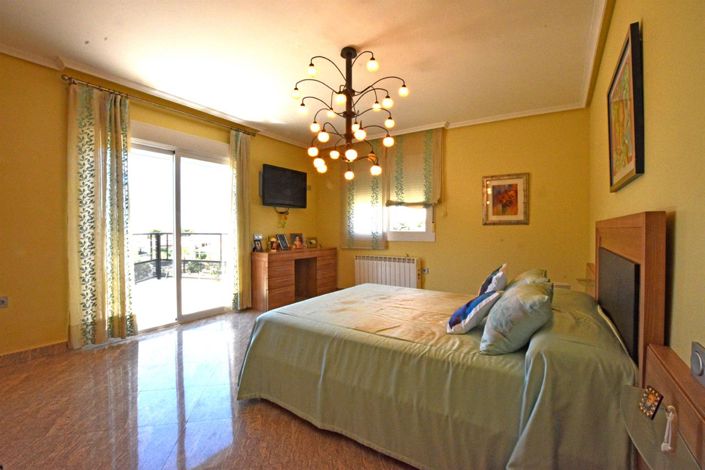 Image No.6-7 Bed Property for sale