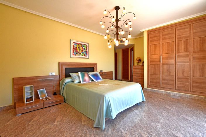 Image No.5-7 Bed Property for sale