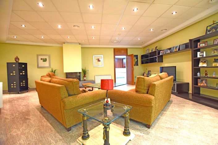 Image No.25-7 Bed Property for sale