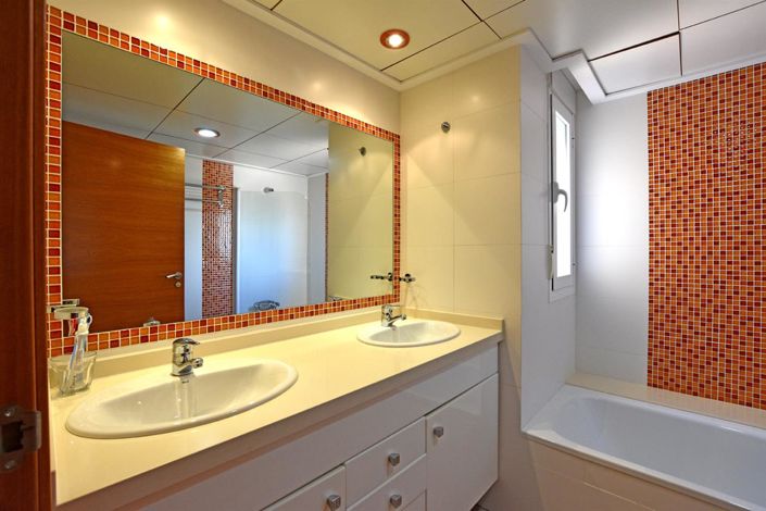 Image No.7-7 Bed Property for sale