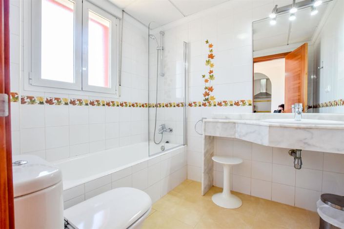 Image No.11-2 Bed Property for sale