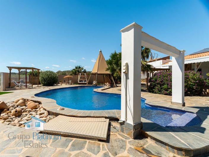 Image No.2-6 Bed Villa for sale