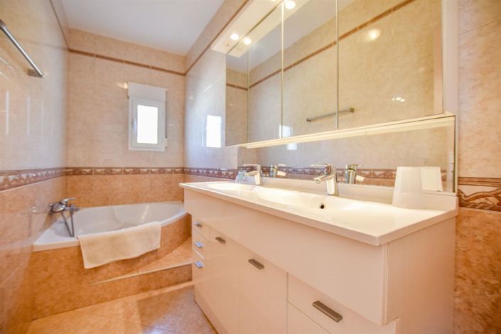 Image No.15-6 Bed Villa for sale