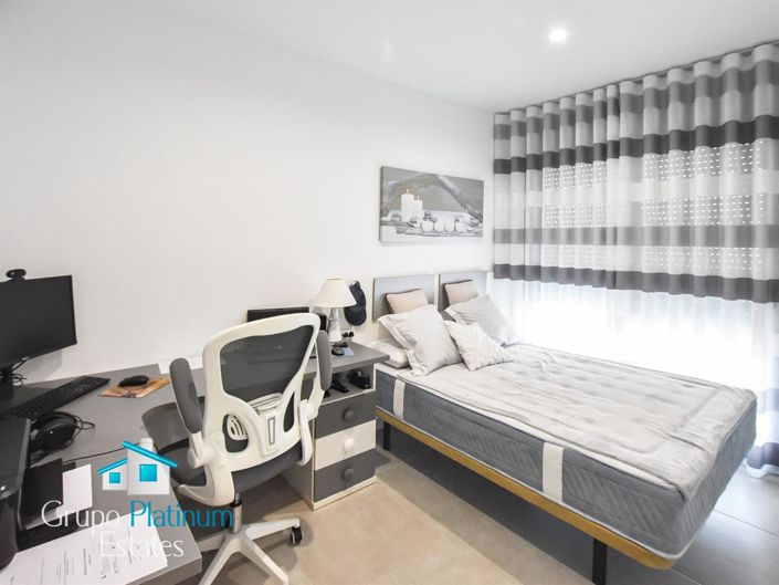 Image No.20-3 Bed Property for sale