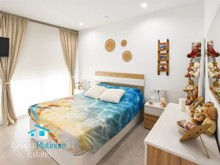 Image No.21-3 Bed Property for sale