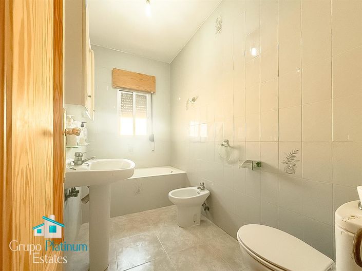 Image No.5-4 Bed Property for sale