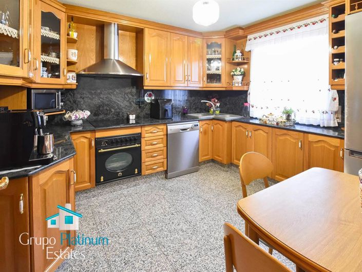 Image No.12-3 Bed Property for sale