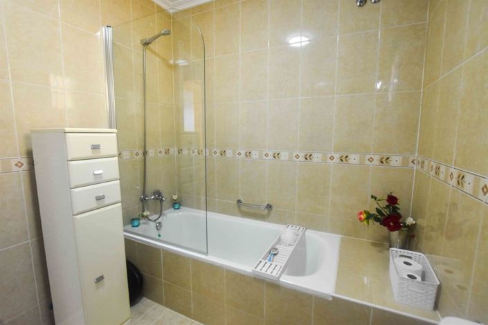 Image No.32-3 Bed Property for sale