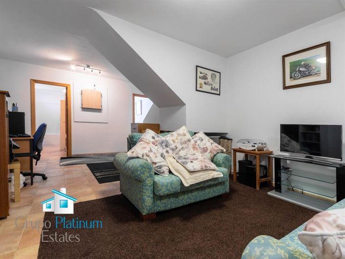 Image No.10-3 Bed Property for sale