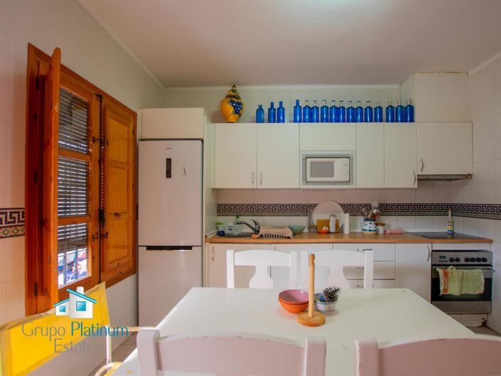 Image No.11-3 Bed Property for sale