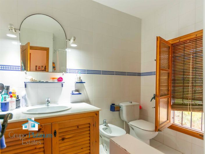 Image No.17-3 Bed Property for sale