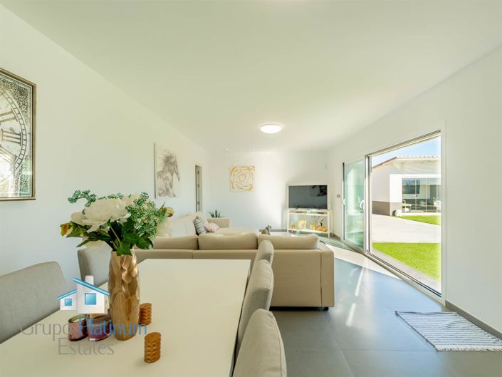 Image No.4-4 Bed Villa for sale