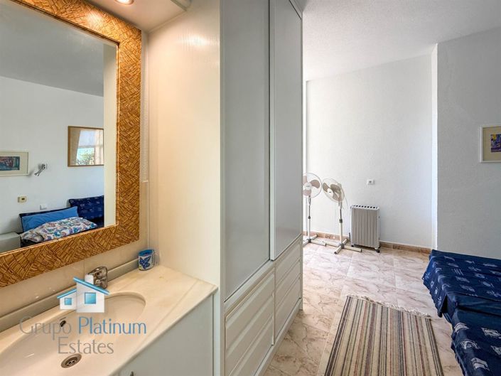 Image No.12-3 Bed Property for sale