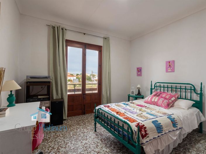 Image No.10-3 Bed Property for sale