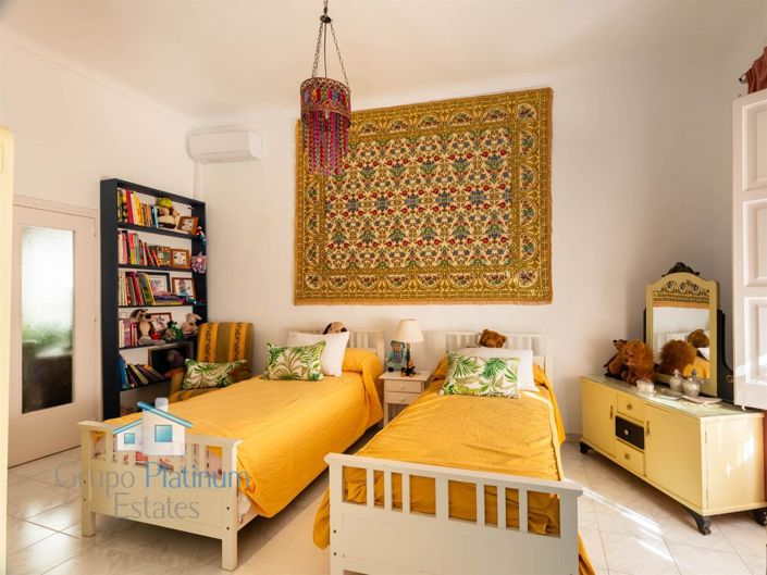 Image No.15-4 Bed Property for sale